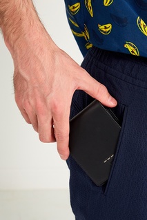 Черный кошелек с тисненым логотипом Fendi