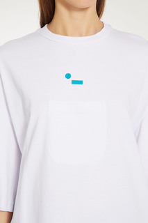 Белая футболка с накладным карманом и логотипом