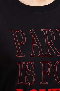 Футболка с красной надписью Sandro