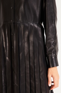 Черное платье с плиссировкой Izeta