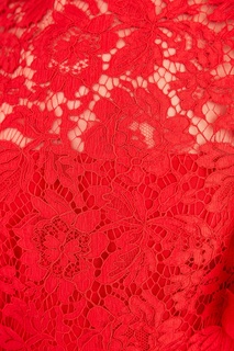 Красное кружевное платье Valentino