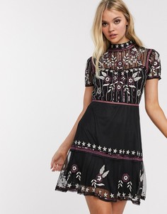 Короткое приталенное платье с короткими рукавами и вышивкой Frock & Frill-Черный