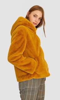 Куртка из искусственного меха с капюшоном Stradivarius
