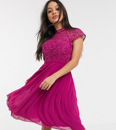 Малиновое кружевное платье миди с плиссированной юбкой Chi Chi London Petite-Розовый