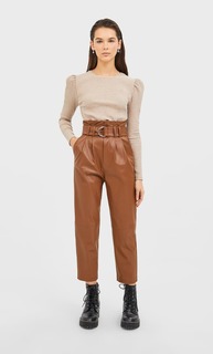 Брюки из искусственной кожи со сборкой на талии Stradivarius