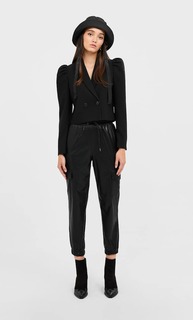 Брюки карго из искусственной кожи Stradivarius