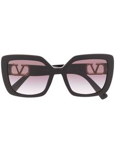 Valentino Eyewear солнцезащитные очки в массивной оправе с логотипом VLogo