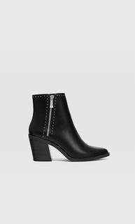 Черные ботильоны на каблуке и с заклепками Stradivarius
