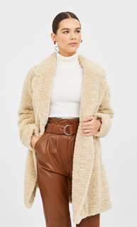 Пальто на запахе из искусственной овчины Stradivarius