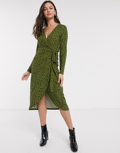 Мягкое платье миди цвета хаки с запахом и принтом "далматинец" QED London-Зеленый