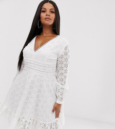 Белое короткое приталенное платье с вышивкой и оборкой Koco & K Plus-Белый