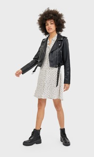 Базовая куртка из искусственной кожи с ремнем Stradivarius