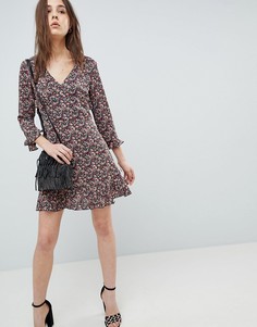 Короткое приталенное платье с цветочным принтом и оборками QED London-Мульти