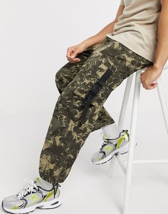 Широкие брюки карго с камуфляжным принтом ASOS DESIGN-Зеленый