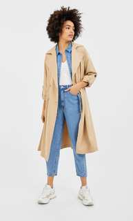 Длинный тренч из струящейся ткани Stradivarius