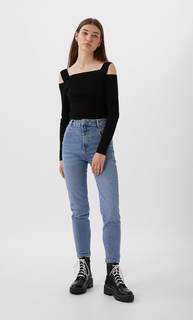 Джинсы mom fit зауженного кроя с эффектом потертости Stradivarius