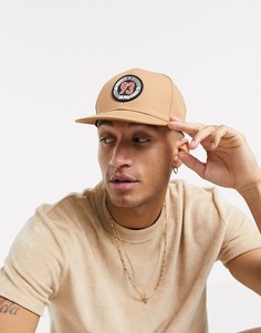Бежевая бейсболка с нашивкой ASOS DESIGN-Коричневый