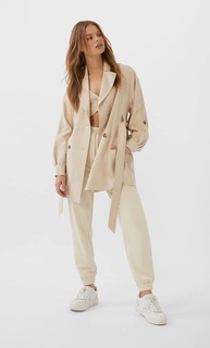 Короткий тренч из струящейся ткани Stradivarius