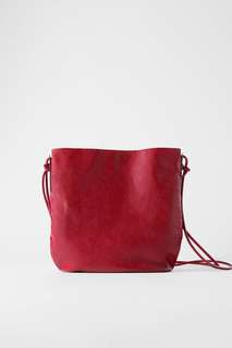 Однотонная кожаная сумка с металлическими деталями Zara