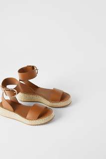 Кожаные босоножки на мини-танкетке Zara