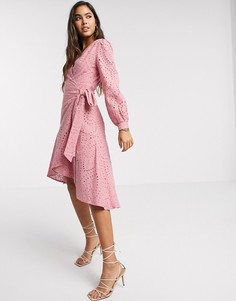 Розовое платье миди с вышивкой ришелье и запахом Forever U-Розовый цвет