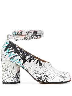 Maison Margiela туфли-лодочки Tabi с принтом граффити