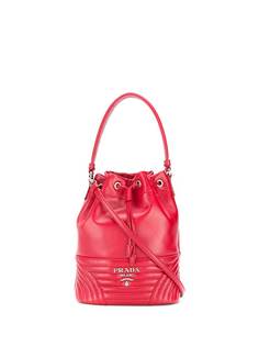 Prada сумка-ведро с металлическим логотипом