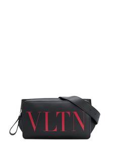Valentino поясная сумка Valentino Garavani с принтом VLTN