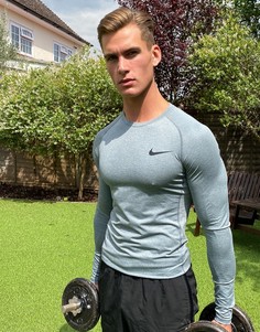Белый термолонгслив Nike Pro Training