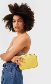 Сумка с плечевым ремнем и эффектом крокодиловой кожи Stradivarius