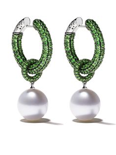 Yoko London золотые серьги Belgravia с жемчугом и цаворитами