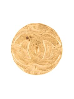 Chanel Pre-Owned круглая брошь с тисненым логотипом