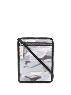 Heron Preston сумка-мессенджер с камуфляжным принтом