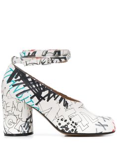 Maison Margiela туфли-лодочки Tabi с принтом граффити