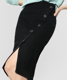 Чёрная джинсовая юбка с имитацией запаха O`Stin