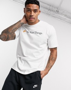 Светлая футболка с надписью "We Run Things" Nike-Бежевый