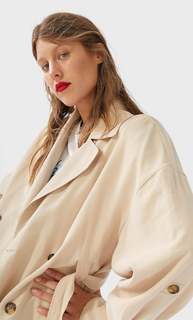 Короткий тренч из струящейся ткани Stradivarius