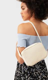 Сумка с плечевым ремнем и эффектом крокодиловой кожи Stradivarius