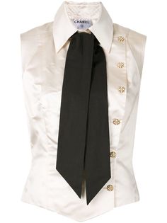 Chanel Pre-Owned топ 2006-го года со смещенной застежках на пуговицах и галстуком