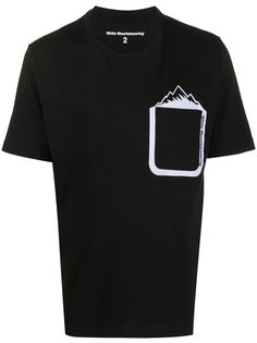 White Mountaineering футболка Mountain с карманом и принтом