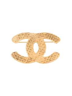 Chanel Pre-Owned фактурная брошь с логотипом CC
