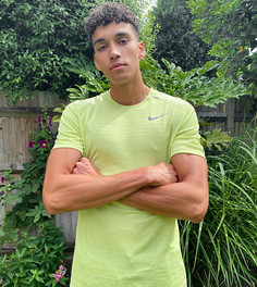 Футболка лаймового цвета Nike Running Tall Miler-Зеленый