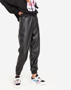 Чёрные брюки-джоггеры из экокожи для девочки Gloria Jeans