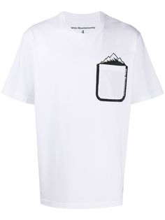 White Mountaineering футболка с карманом и принтом