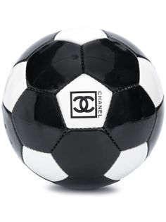 Chanel Pre-Owned футбольный мяч с логотипом CC
