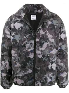 Marcelo Burlon County of Milan пуховик с камуфляжным принтом