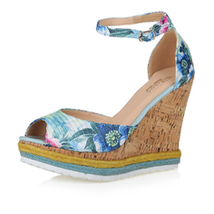 Босоножки на танкетке с закрытой пяткой Respect