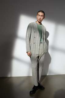 Двубортный костюмный пиджак из легкой жатой ткани в клетку Zara