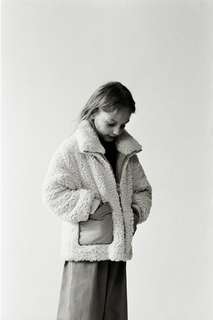 Куртка из искусственной овчины с контрастными карманами Zara