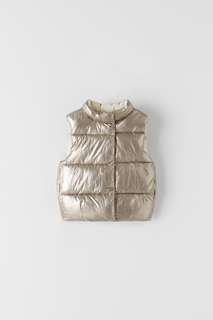 Стеганый жилет из ткани с блестящим покрытием Zara